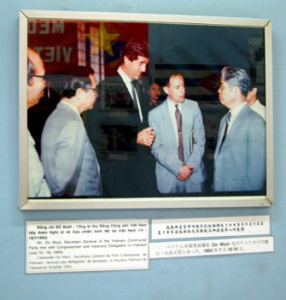 TNS John Kerry được TBT Đỗ Mười đón tiếp ân cần 7/1993 tại Saigon